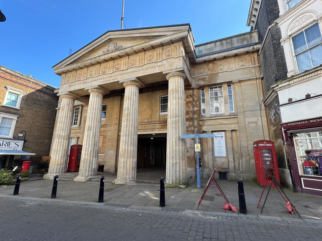 Lot: 112 - ICONIC & HISTORIC PERIOD HIGH STREET BUILDING WITH POTENTIAL - Front of building